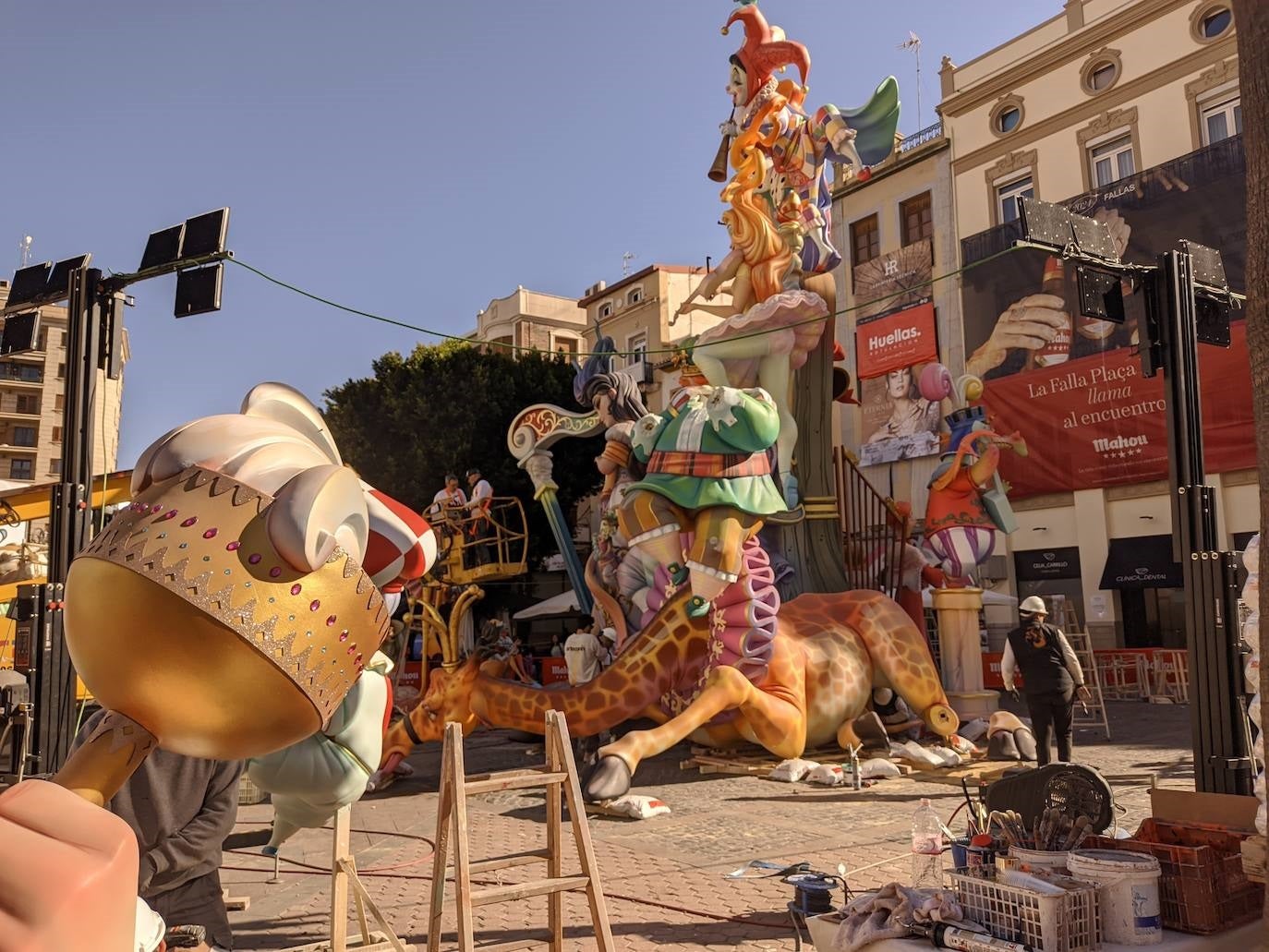 Montaje de un monumento en Alzira.