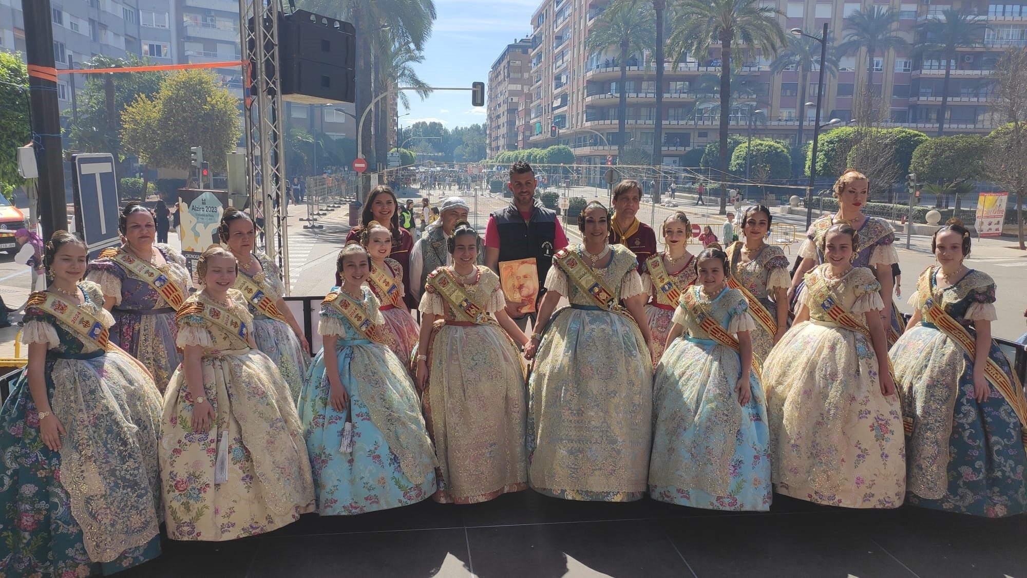 Falleras mayore de Alzira durante la mascletà de este viernes.