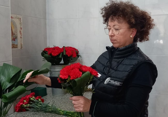 Flors Daría, preparando los ramos de la Ofrenda.