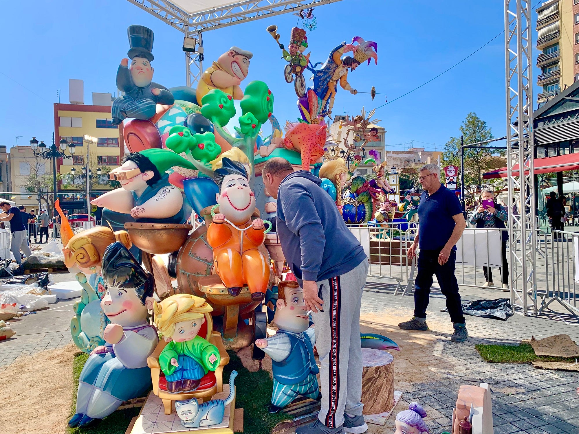 Imagen secundaria 2 - Montaje de los monumentos de las fallas Major, Prado y Prado de Gandia.