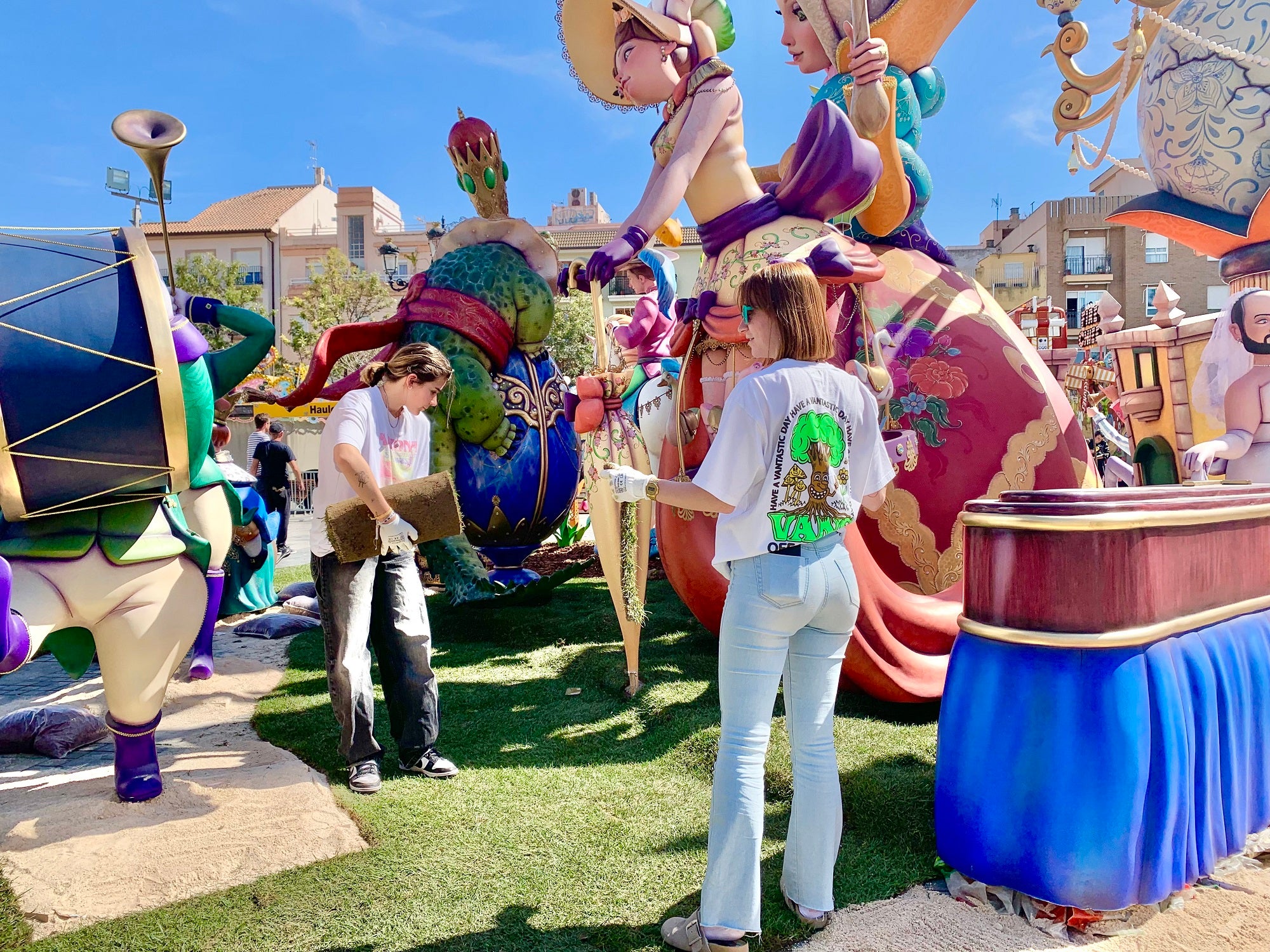 Imagen secundaria 1 - Montaje de los monumentos de las fallas Major, Prado y Prado de Gandia.