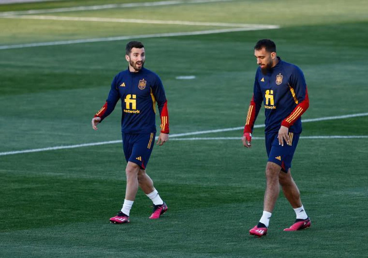 Gayà charla con Borja Iglesias en un entrenamiento con la selección.