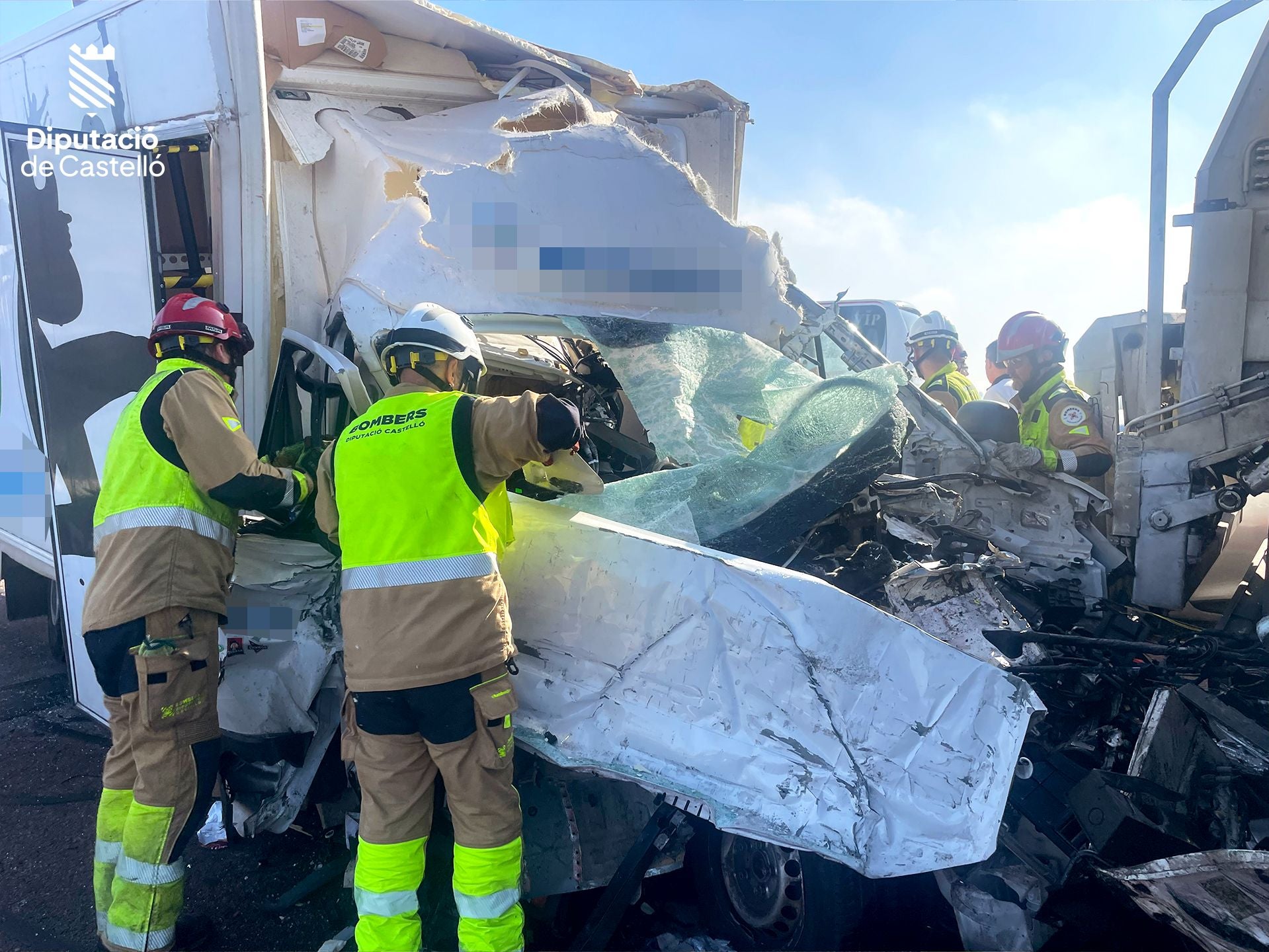 Un muerto y cinco heridos por un accidente en Nules con 40 coches implicados