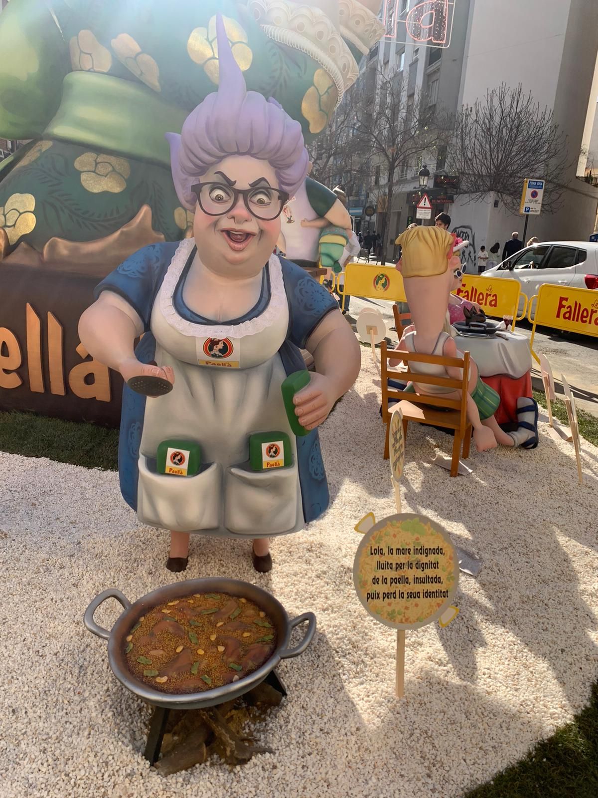 El mayor atentado contra la paella se hace falla en Valencia