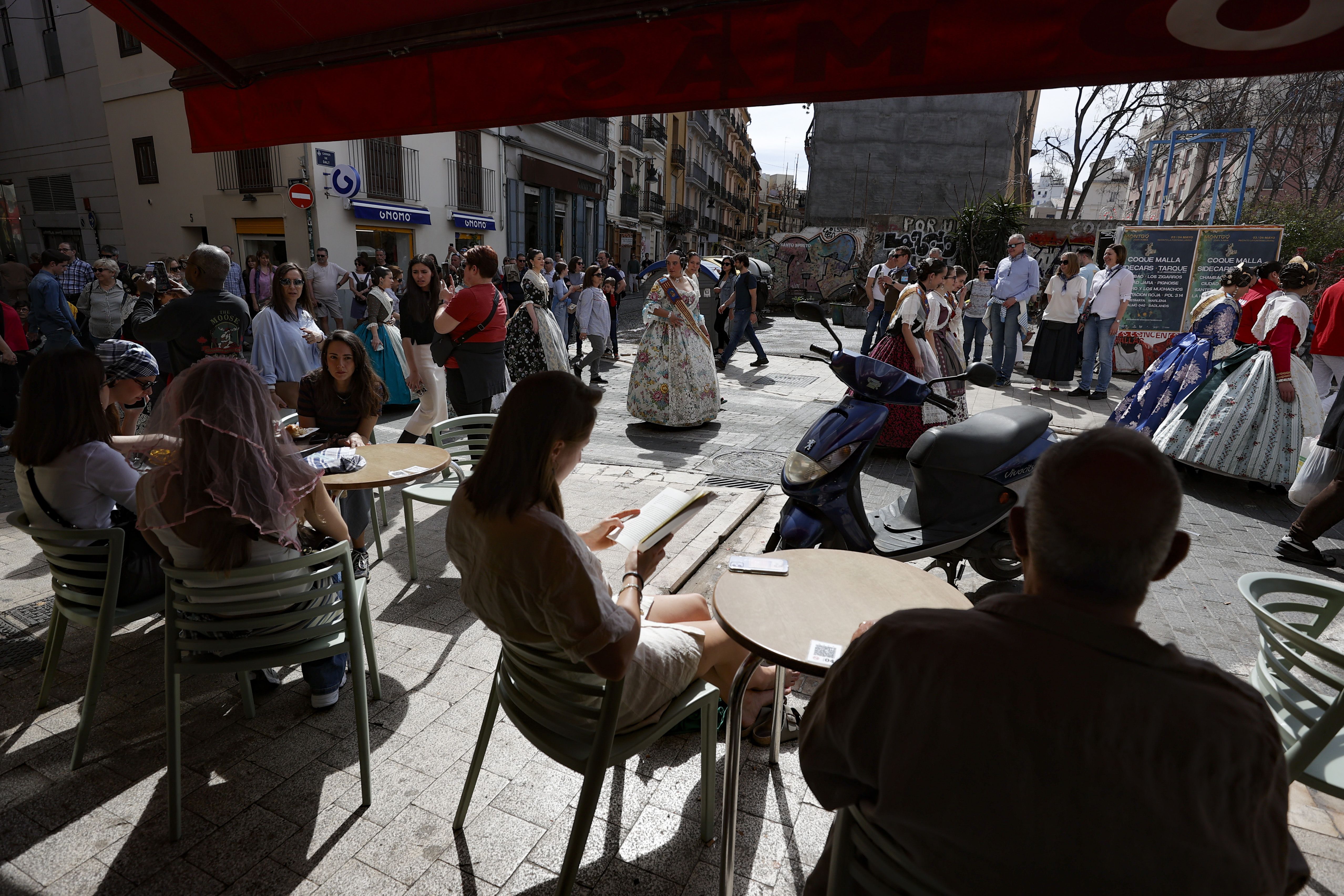 Llenazo en Valencia el primer día grande de Fallas