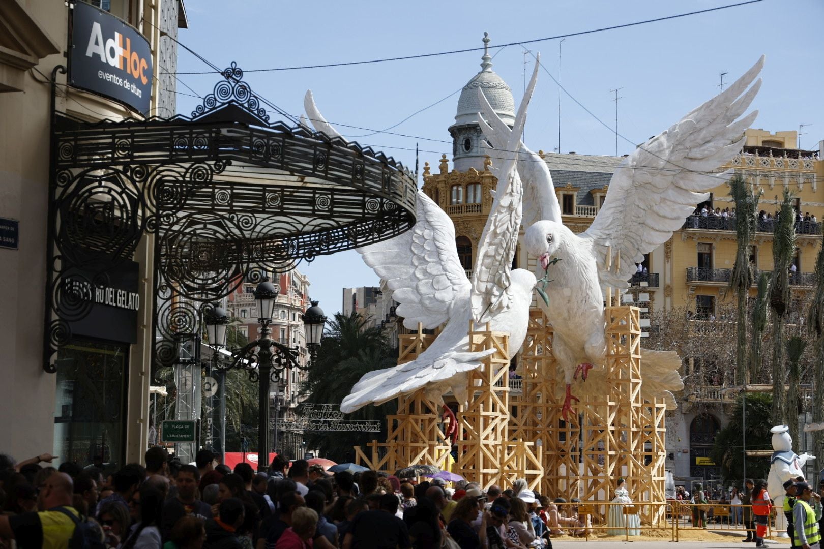 Llenazo en Valencia el primer día grande de Fallas