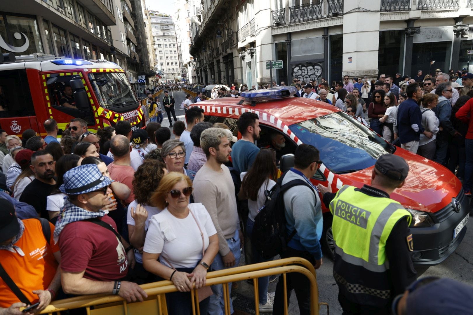 Llenazo en Valencia el primer día grande de Fallas