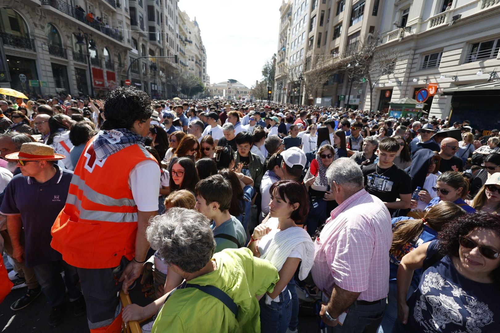 Llenazo en Valencia el primer día grande de Fallas