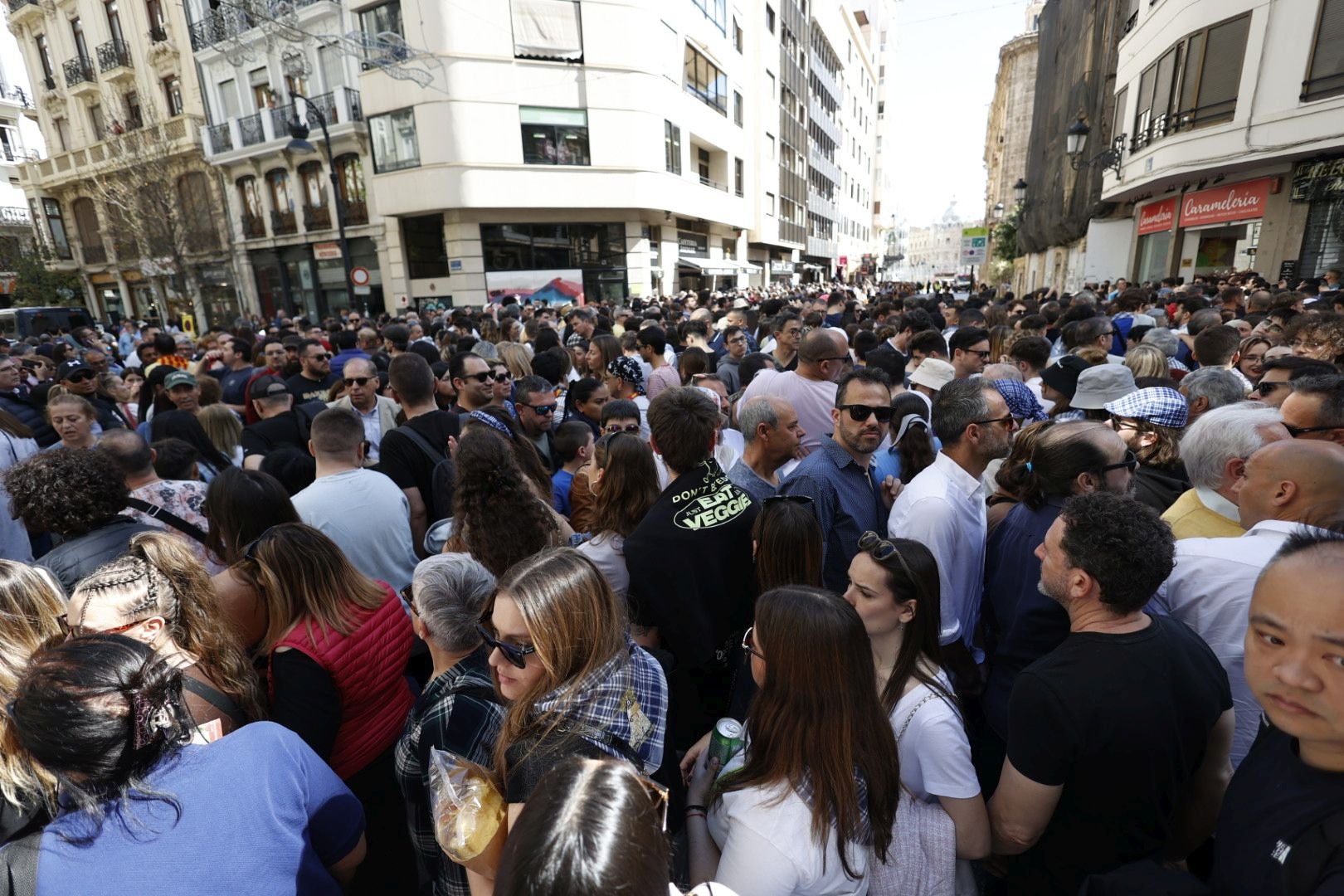 Llenazo en Valencia el primer día grande de Fallas