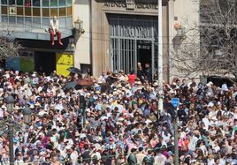 Llenazo en Valencia el primer día grande de Fallas