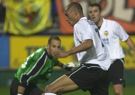 John Carew, en uno de los goles ante el Villarreal en 2002. En la imagen junto a Marchena y Reina.