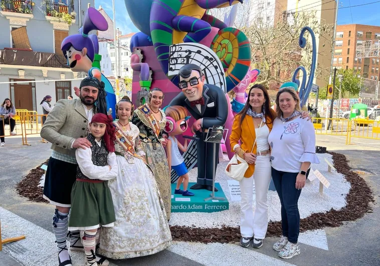 Falleros de la falla Zapadores junto a la consellera de Hacienda y a Amparo Adam.