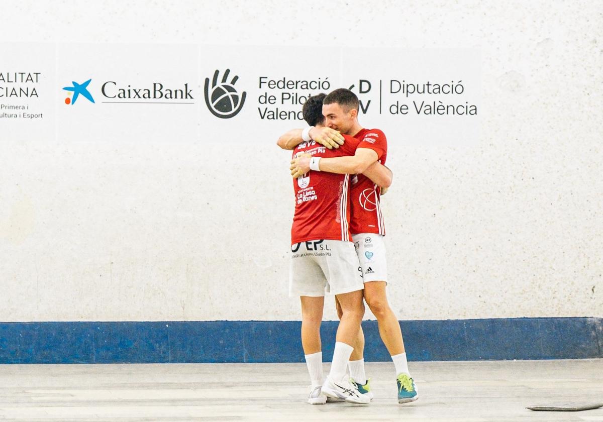 Iván y Seve se abrazan tras completar la remontada.