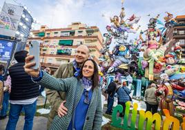 Visitantes en la falla de l'Antiga, en Campanar.