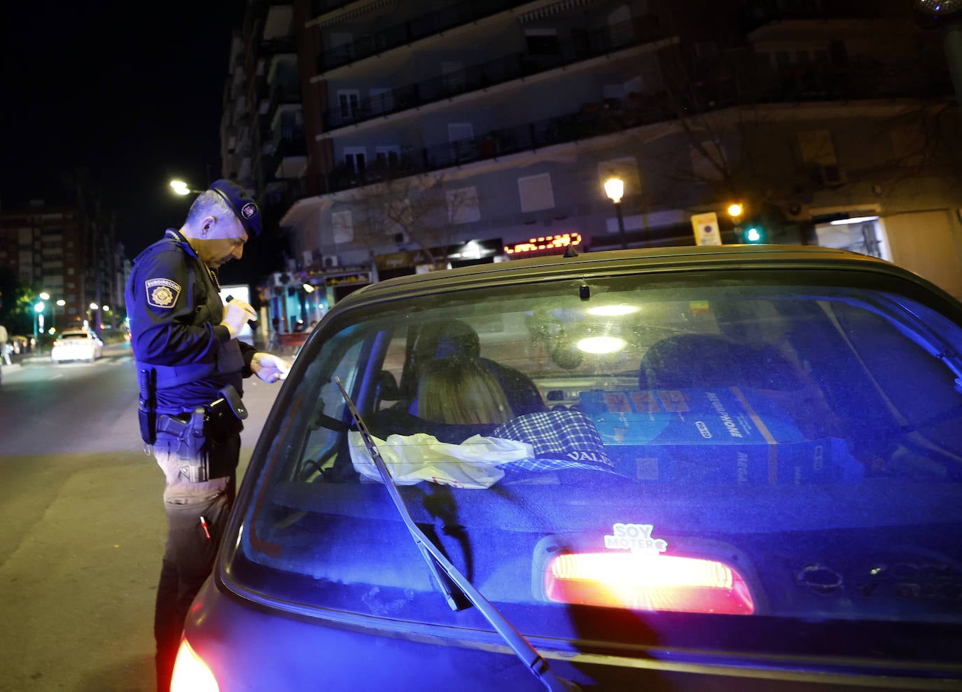 Una noche de patrulla con la Policía Local de Valencia durante las Fallas