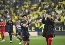 Los jugadores del Valencia, saludando a su afición desplazada en La Cerámica.