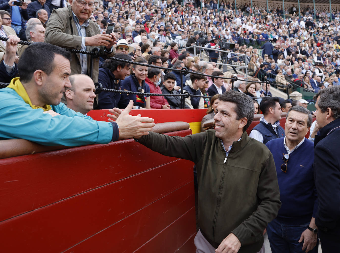 El jefe del Consell, Carlos Mazón, junto con el conseller de Sanidad, Marciano Gómez, saluda al presidente de la Diputación de Valencia, Vicent Mompó