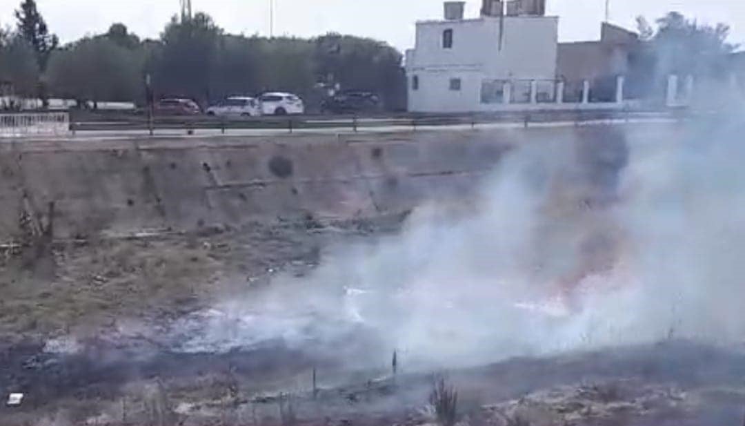 Fuego en el cauce del río.