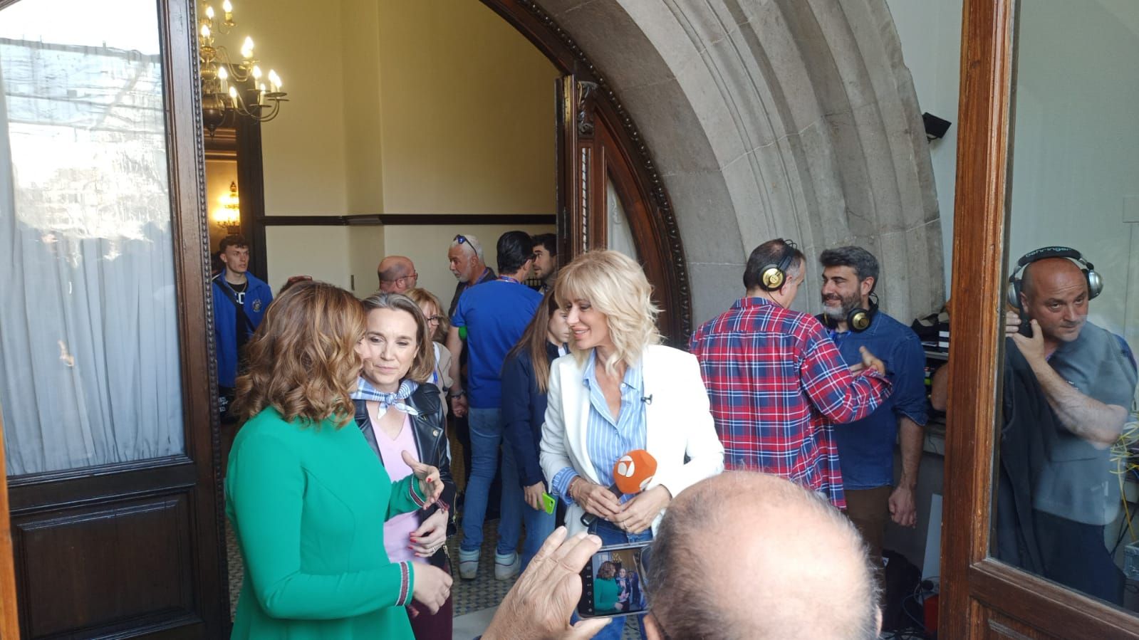 La alcaldesa de Valencia, María José Catalá, la secretaria general del PP, Cuca Gamarra, y Susanna Griso