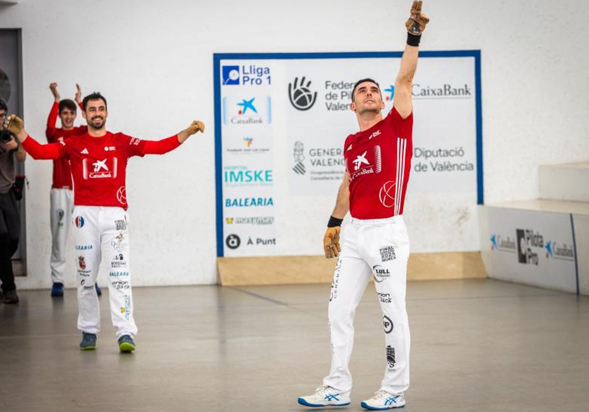 Giner y Nacho celebran el triunfo en la final de la Lliga.