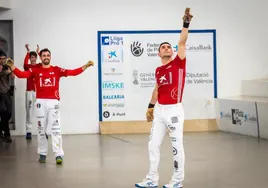 Giner y Nacho celebran el triunfo en la final de la Lliga.