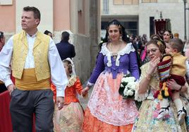 Chichanova, de morado en el centro, a su entrada en la plaza de la Virgen.