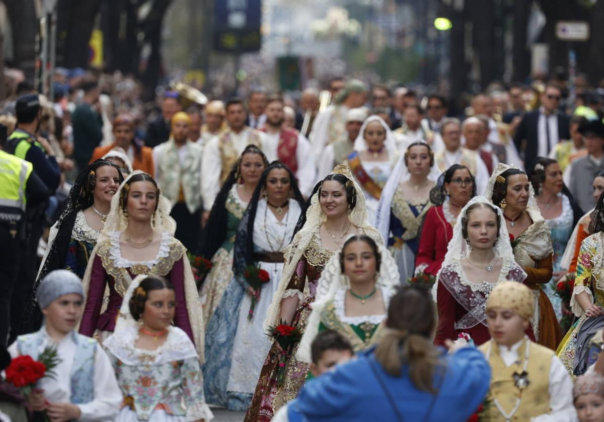 Falleras durante la Ofrenda del domingo, 17 de marzo.