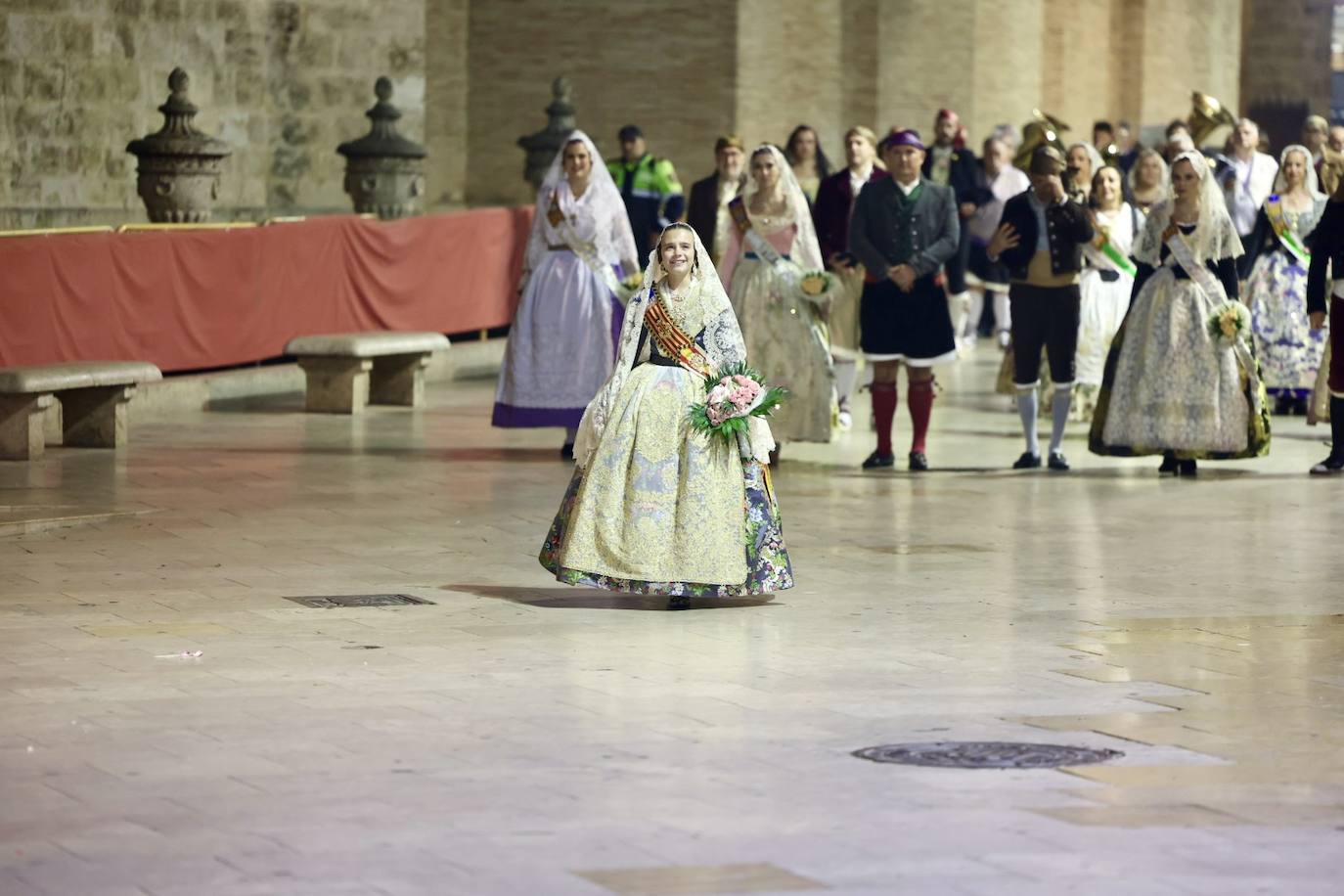 Marina García, fallera mayor infantil de Valencia 2024, y toda su corte de honor llegan a la plaza de la Virgen y cierran el primer día de la Ofrenda