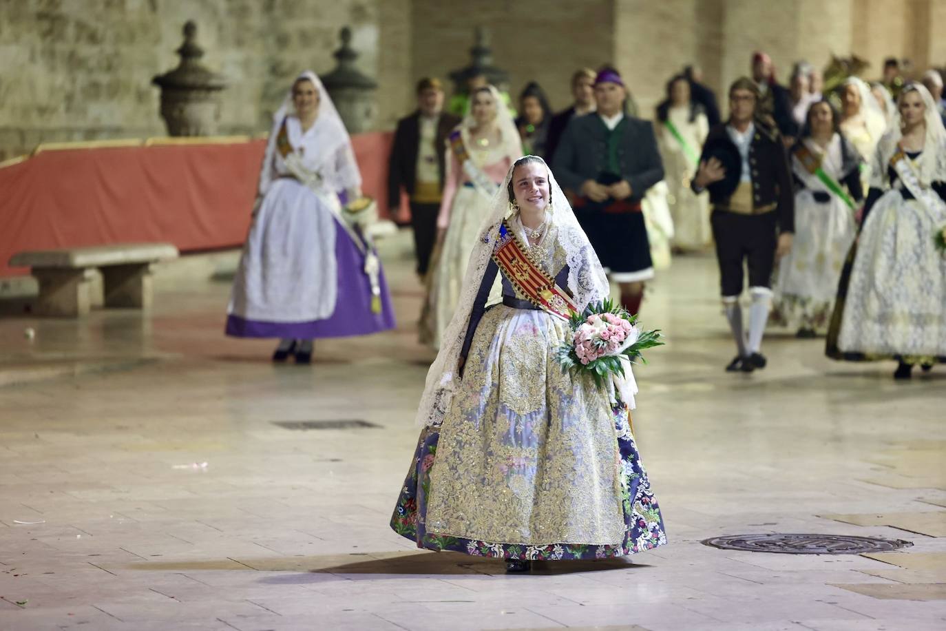 Marina García, fallera mayor infantil de Valencia 2024, y toda su corte de honor llegan a la plaza de la Virgen y cierran el primer día de la Ofrenda