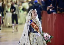 Marina García, fallera mayor infantil de Valencia 2024, y toda su corte de honor llegan a la plaza de la Virgen y cierran el primer día de la Ofrenda