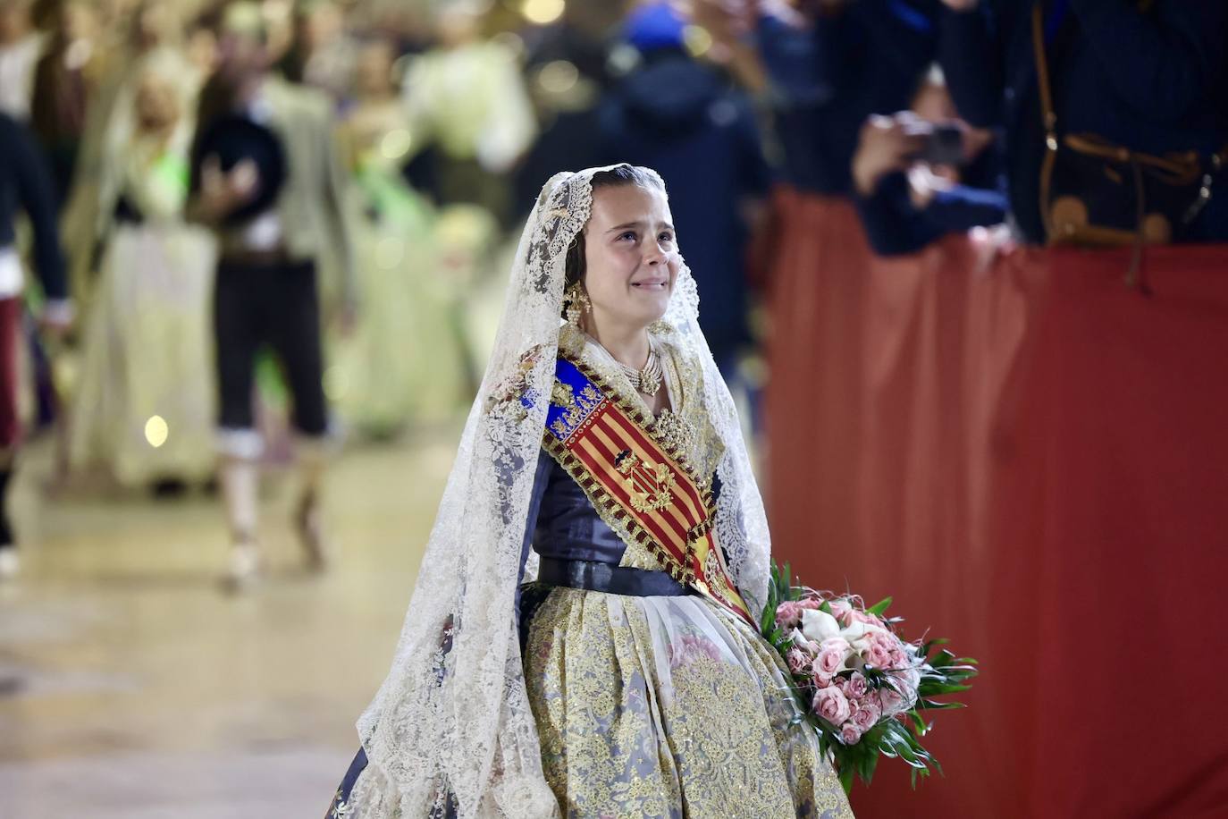 Marina García, fallera mayor infantil de Valencia 2024, y toda su corte de honor llegan a la plaza de la Virgen y cierran el primer día de la Ofrenda