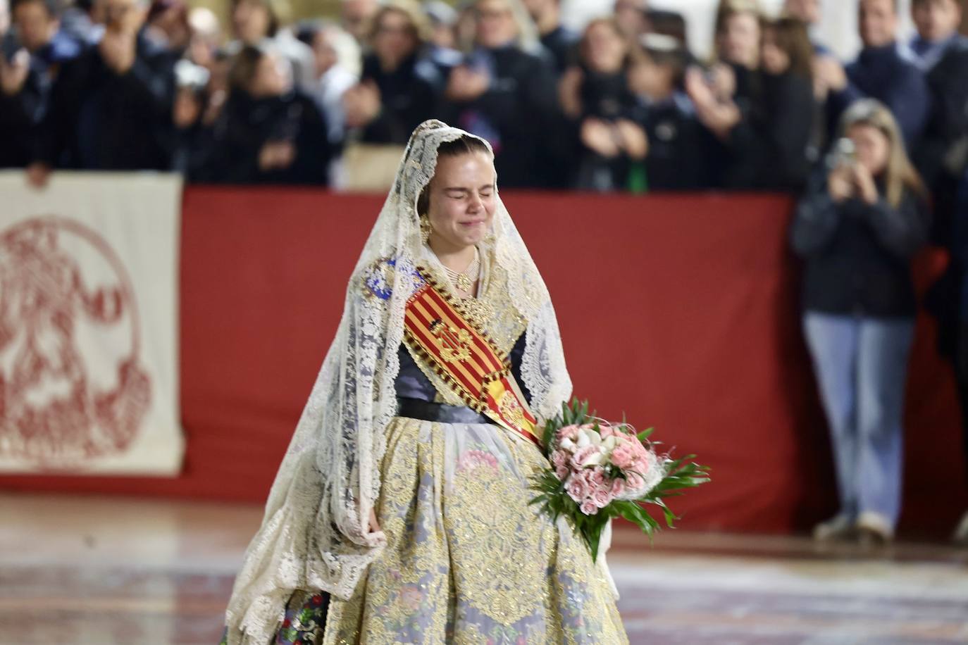 Marina García, fallera mayor infantil de Valencia 2024, y toda su corte de honor llegan a la plaza de la Virgen y cierran el primer día de la Ofrenda