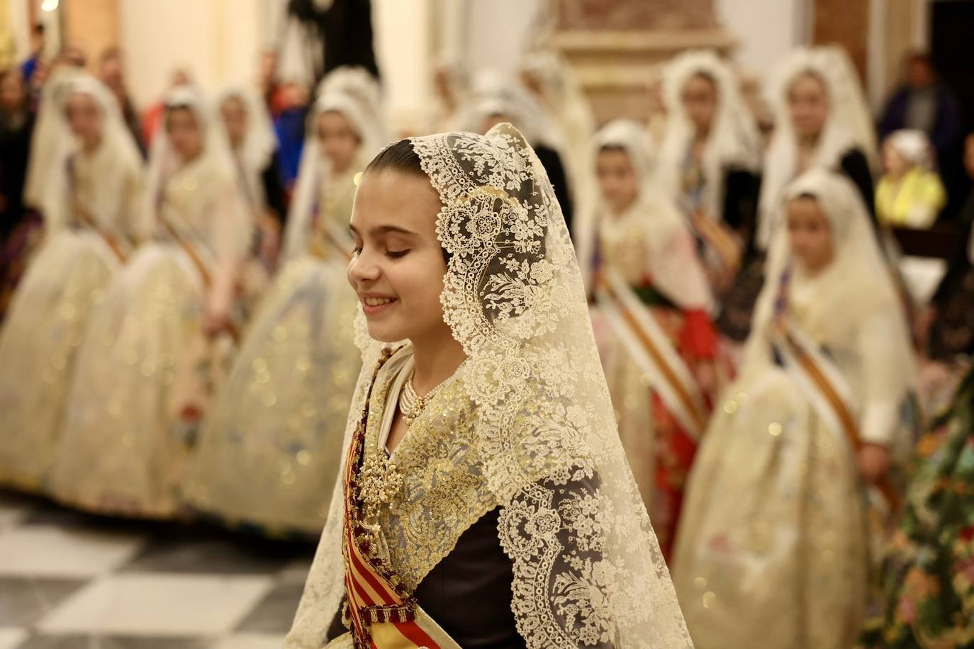 Marina García, fallera mayor infantil de Valencia 2024, y toda su corte de honor llegan a la plaza de la Virgen y cierran el primer día de la Ofrenda