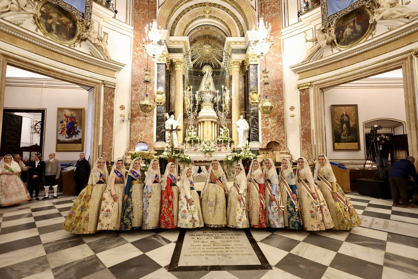 Marina García, fallera mayor infantil de Valencia 2024, y toda su corte de honor llegan a la plaza de la Virgen y cierran el primer día de la Ofrenda