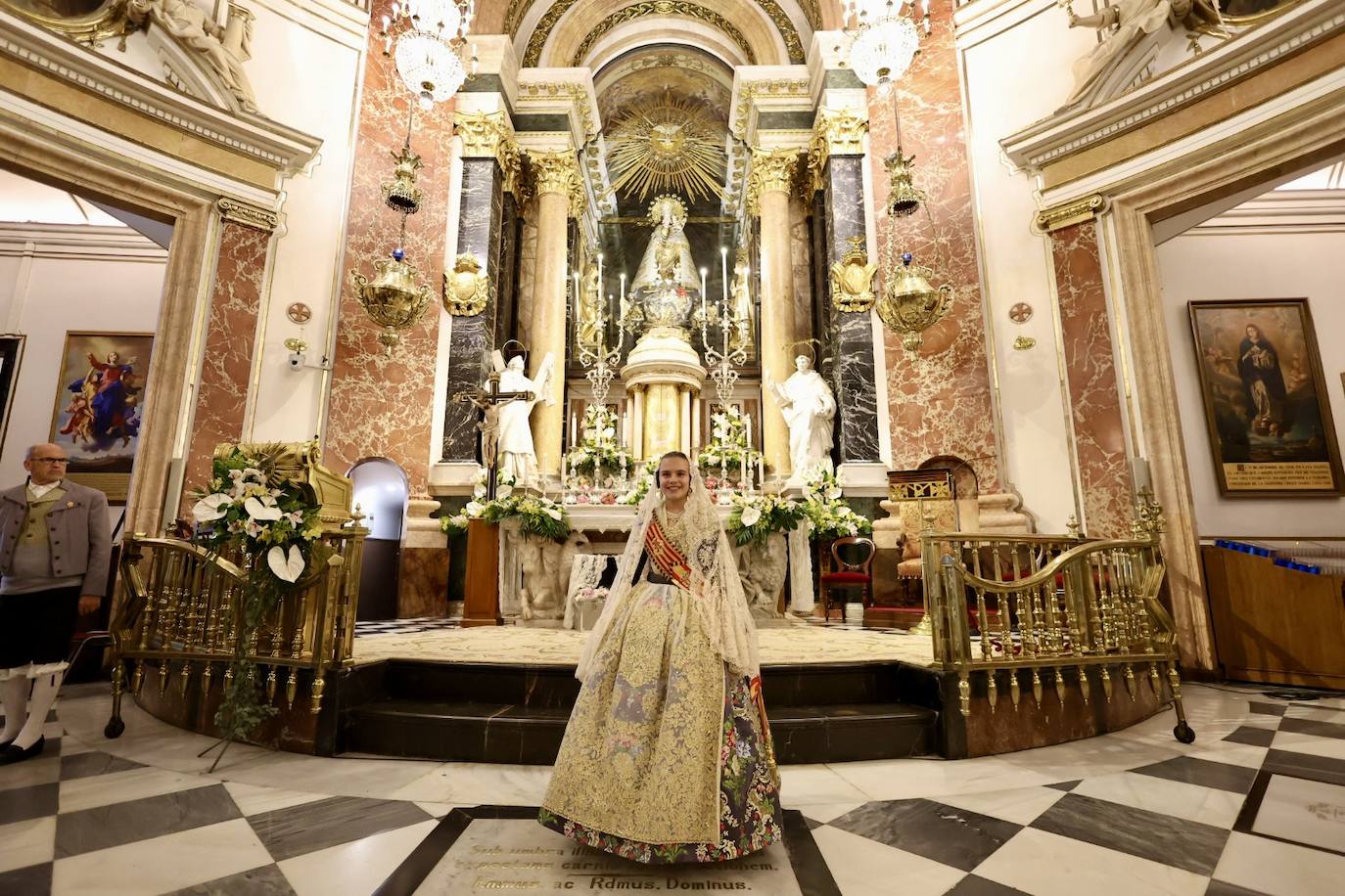 Marina García, fallera mayor infantil de Valencia 2024, y toda su corte de honor llegan a la plaza de la Virgen y cierran el primer día de la Ofrenda