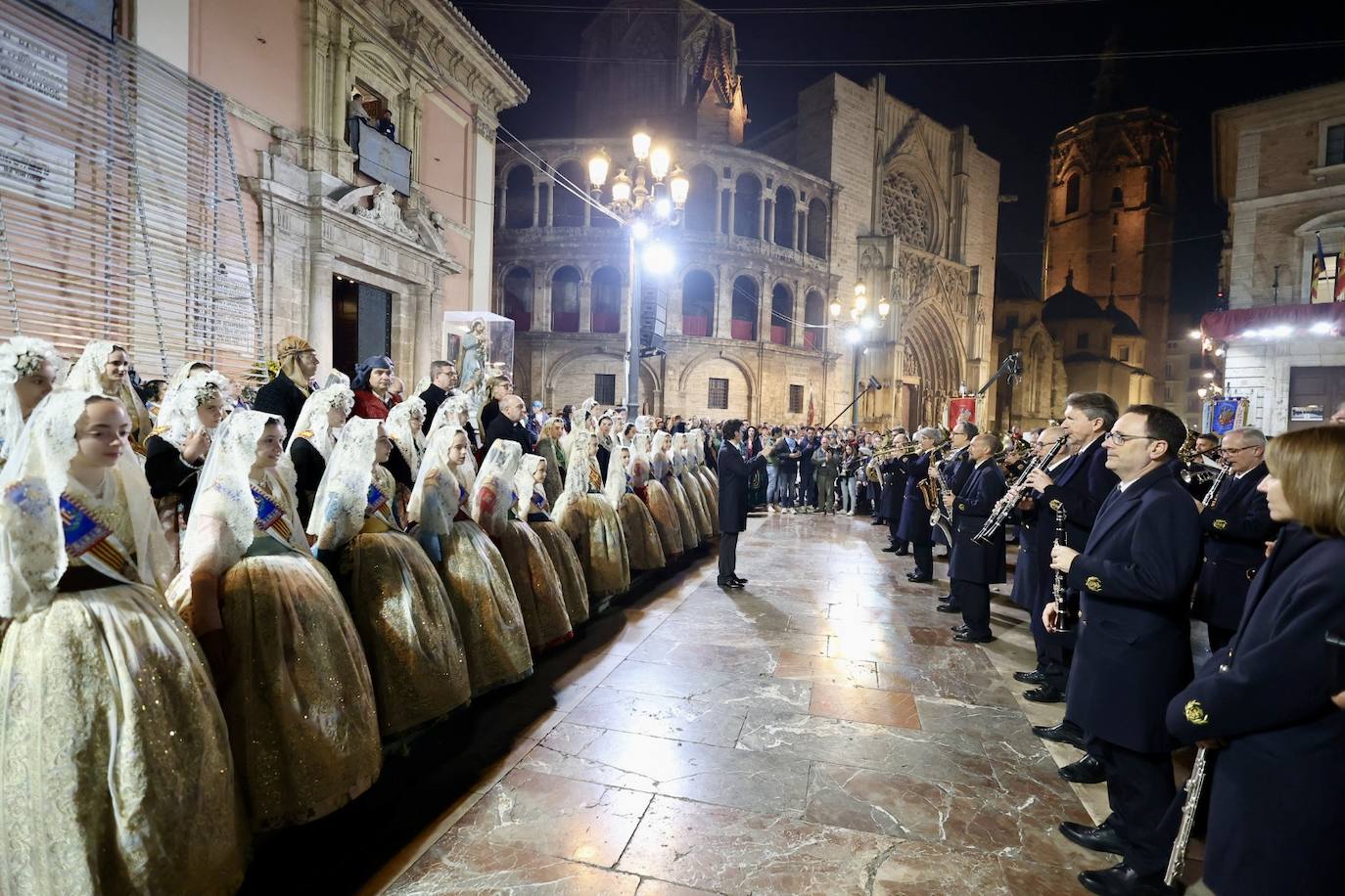 Marina García, fallera mayor infantil de Valencia 2024, y toda su corte de honor llegan a la plaza de la Virgen y cierran el primer día de la Ofrenda