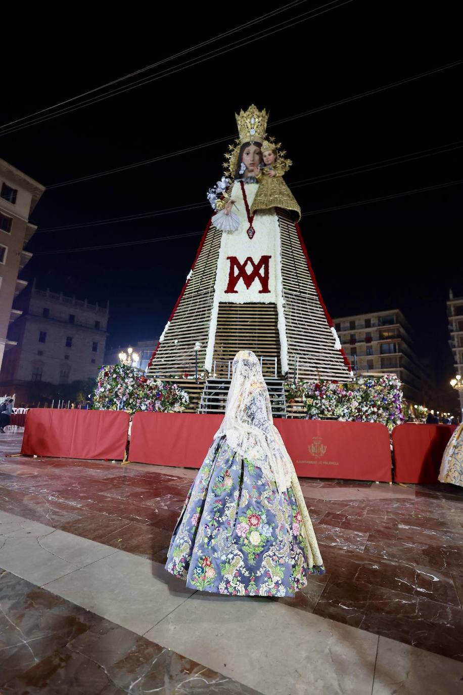 Marina García, fallera mayor infantil de Valencia 2024, y toda su corte de honor llegan a la plaza de la Virgen y cierran el primer día de la Ofrenda