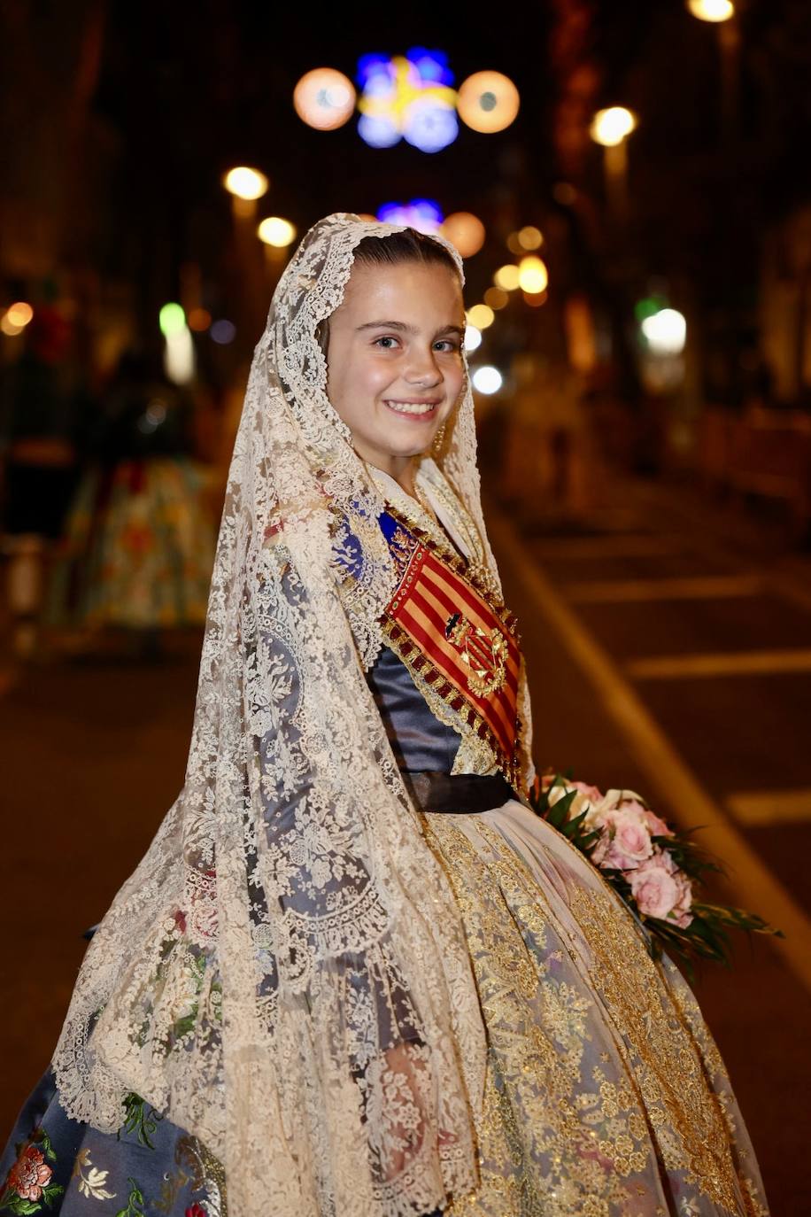 Marina García, fallera mayor infantil de Valencia 2024, y toda su corte de honor llegan a la plaza de la Virgen y cierran el primer día de la Ofrenda