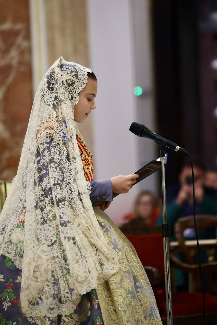 Marina García, fallera mayor infantil de Valencia 2024, y toda su corte de honor llegan a la plaza de la Virgen y cierran el primer día de la Ofrenda