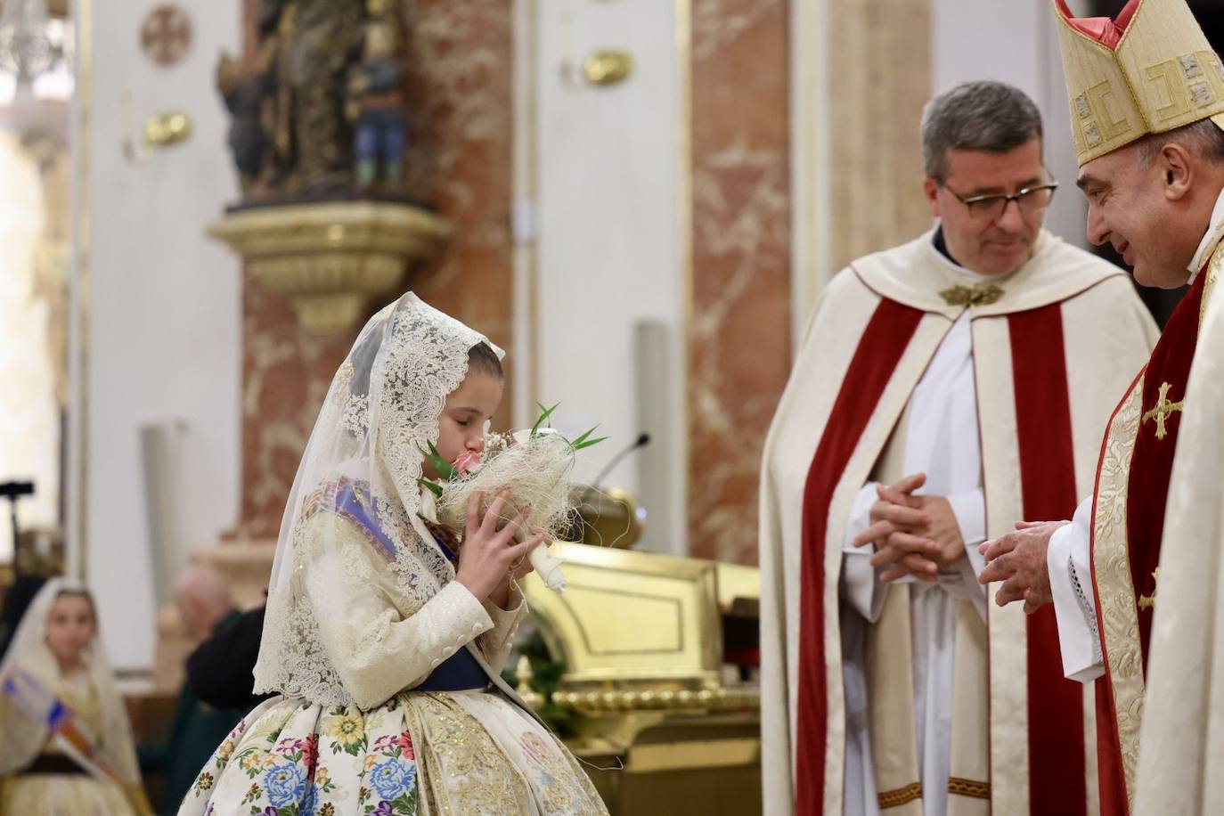 Marina García, fallera mayor infantil de Valencia 2024, y toda su corte de honor llegan a la plaza de la Virgen y cierran el primer día de la Ofrenda