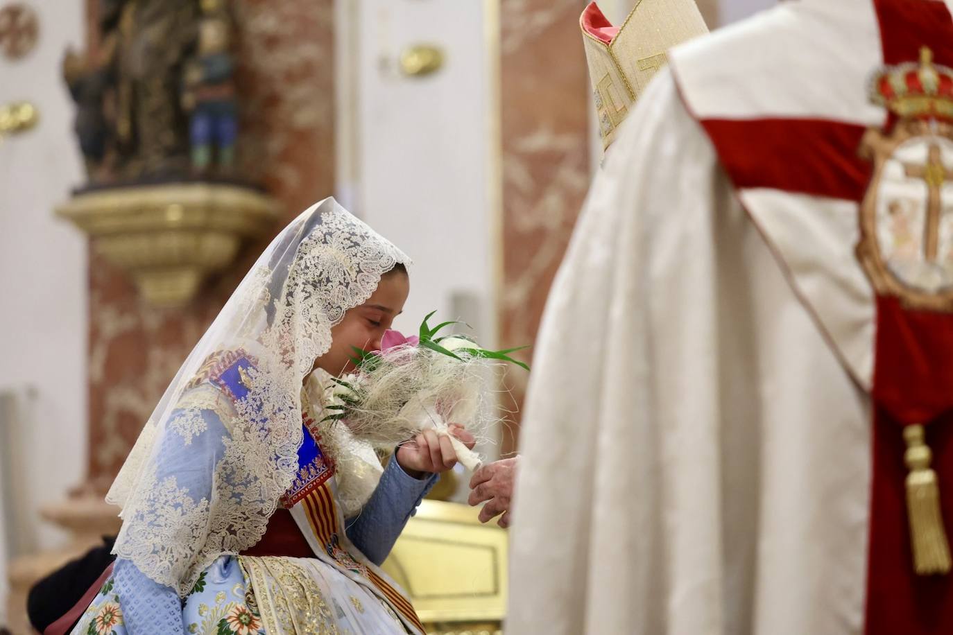 Marina García, fallera mayor infantil de Valencia 2024, y toda su corte de honor llegan a la plaza de la Virgen y cierran el primer día de la Ofrenda