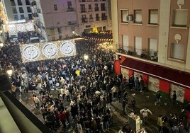 Cientos de personas, durante una noche fallera en el barrio del Carmen.