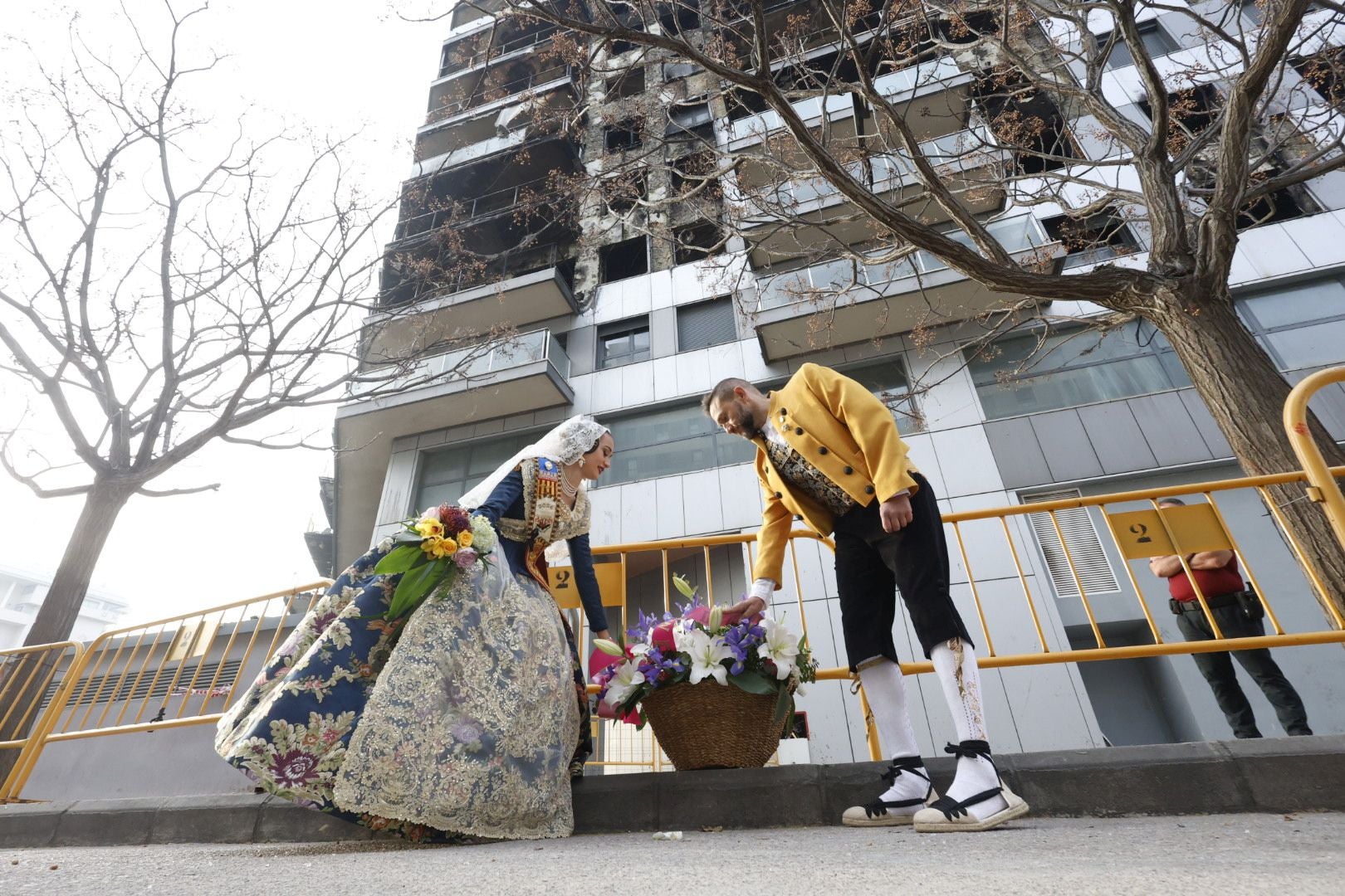 Ofrenda a las víctimas del incendio de Campanar