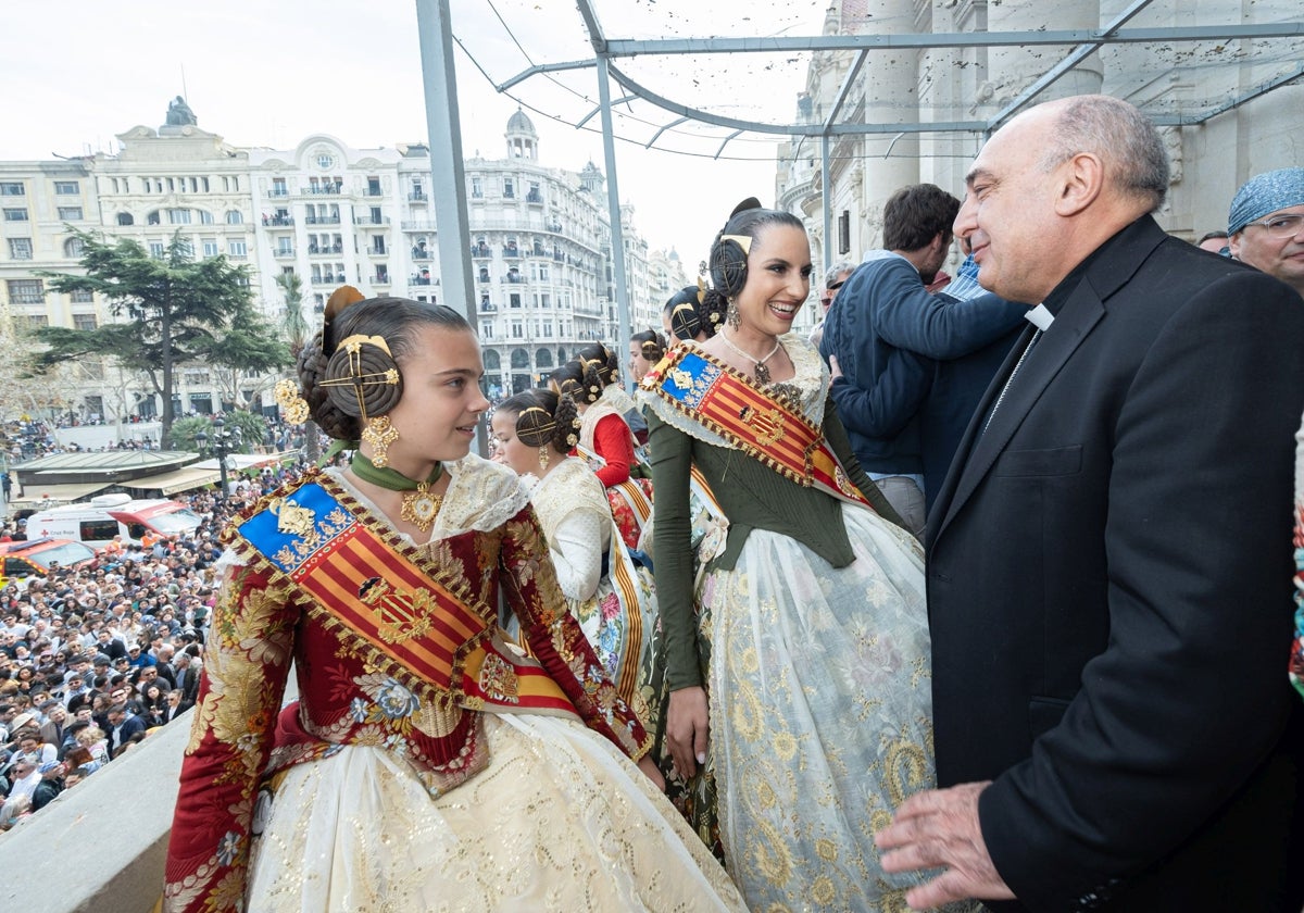 El arzobispo saluda a las falleras mayores.