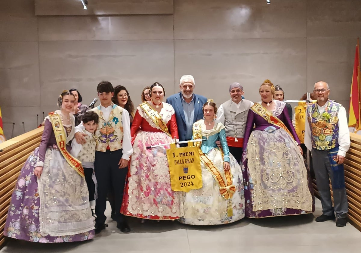 La comisión de La Font, con el banderín del primer premio, junto al alcalde y la edil de Fiestas.