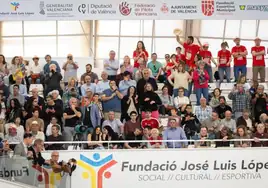 La galería del dau repleta durante la final de la Lliga de este domingo.