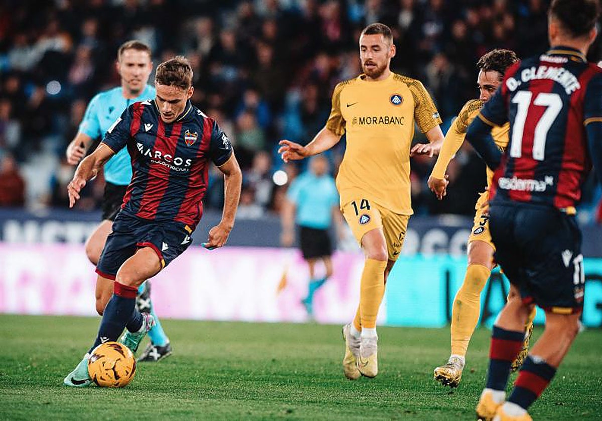 Dani Gómez conduce el balón en el partido contra el Andorra.