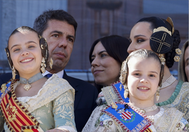 Diana Morant, con Mazón, en el balcón del Ayuntamiento.