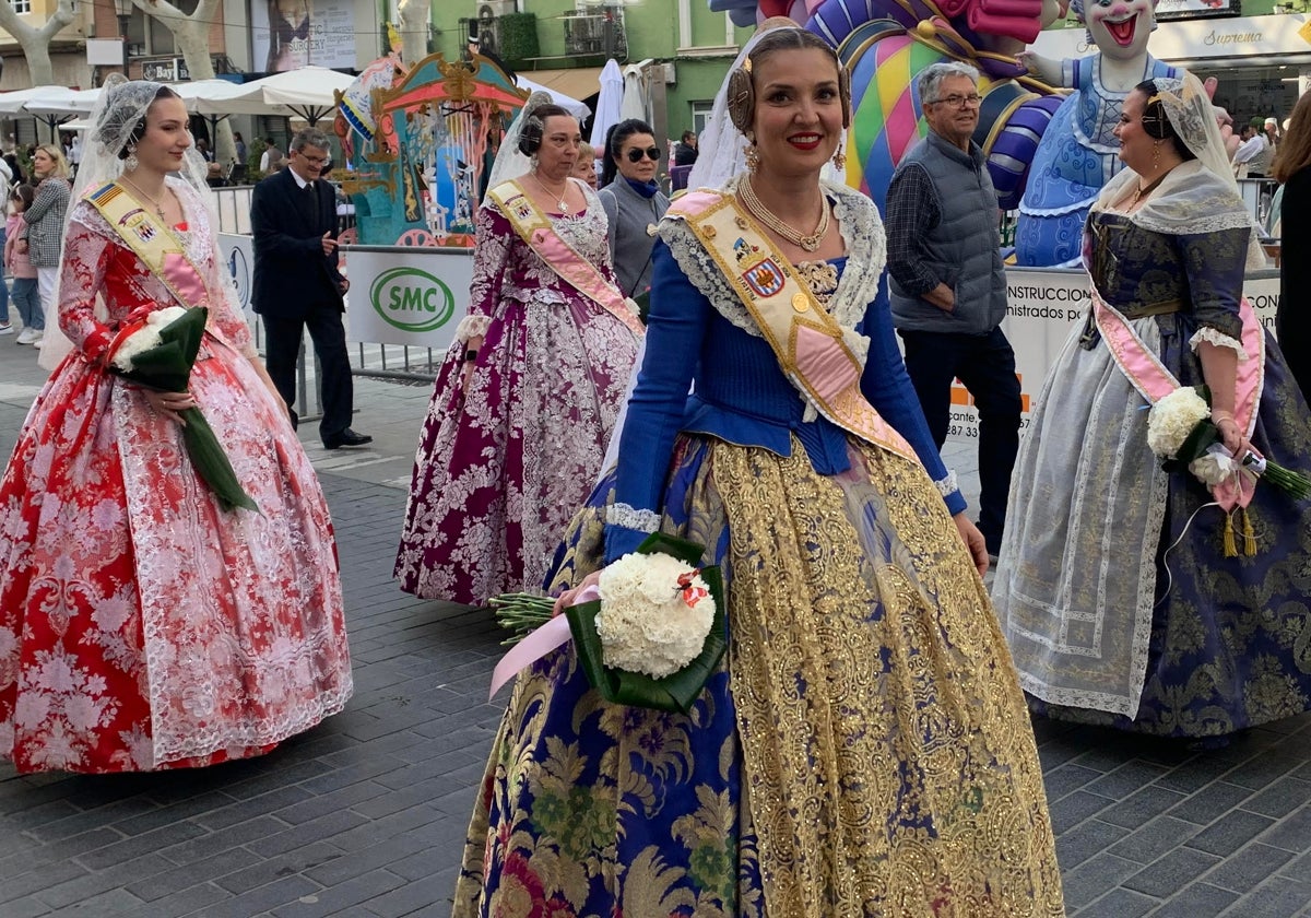 Unas falleras de Gandia durante el desfile de la Ofrenda.