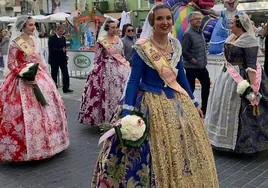 Unas falleras de Gandia durante el desfile de la Ofrenda.